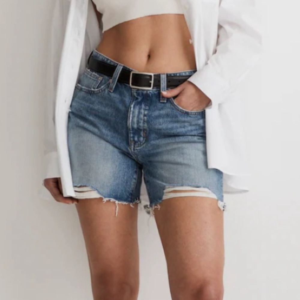 Curvy Relaxed Mid-Length Denim Shorts in Brockport
Wash: Ripped Edition